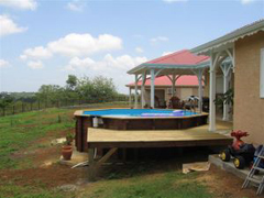 terrasse bois piscine installée en guadeloupe